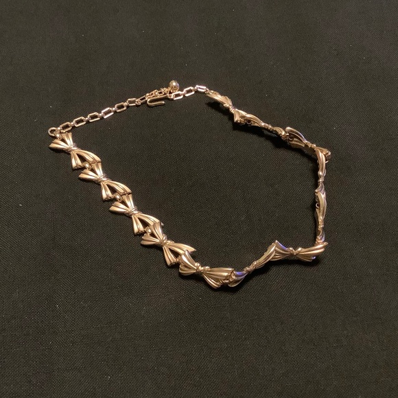 Jewelry - TRIFARI GOLD CONJOINED BOWS NECKLACE